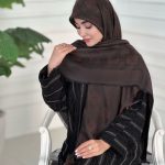 روسری ابریشم نخ ژاکارد مجلسی مدل  سلین قهوه ای تیره