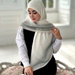 روسری پلیسه مجلسی مدل آوا رنگ کرم شیری دور تا دور سبز