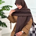 روسری نخ ژاکارد مدل پاییز کرم شکلاتی