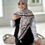 روسری پلیسه مجلسی مدل برگ تناژ طوسی مشکی