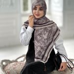 روسری پلیسه مجلسی مدل دیور تناژ دودی بنفش