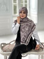 روسری پلیسه مجلسی مدل دیور تناژ دودی بنفش