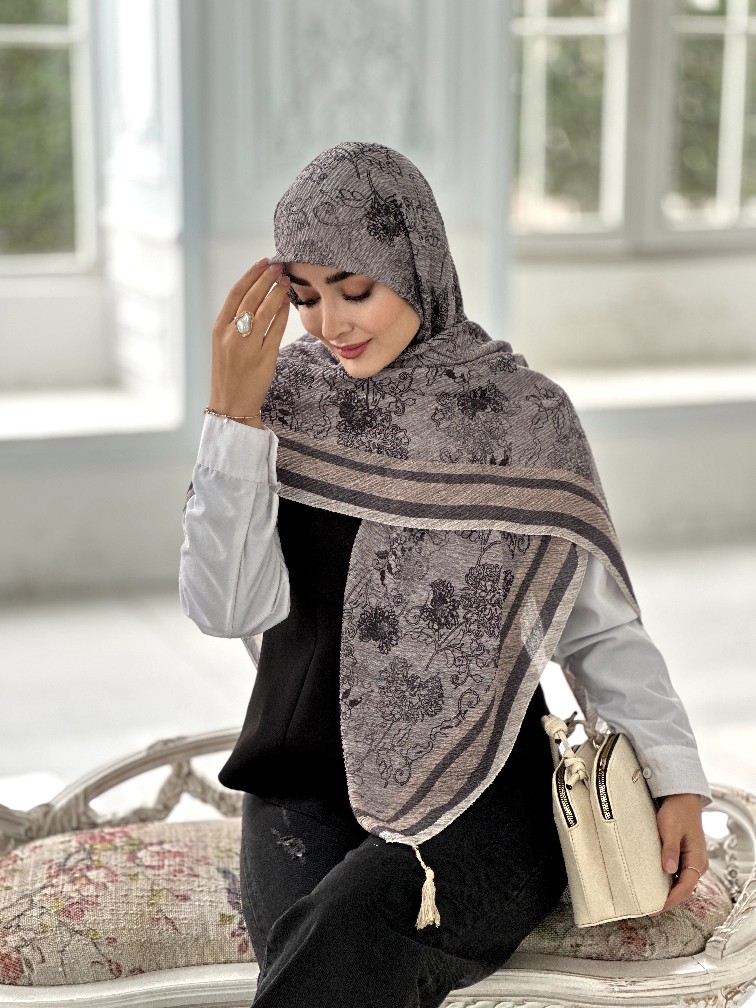 IMG1403_edited_1766607566316 روسری پلیسه مجلسی مدل جنگل دودی طوسی - Image 1