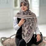 روسری پلیسه مجلسی مدل دیور تناژ مشکی کرم