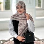 روسری پلیسه مجلسی مدل دیور تناژ کرم دودی
