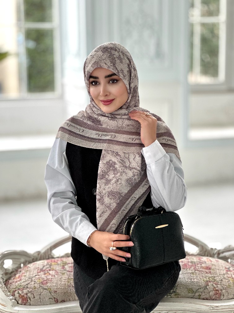 IMG1473_edited_1766783483596 روسری پلیسه مجلسی مدل دیور تناژ کرم دودی - Image 1