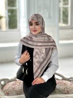 روسری پلیسه مجلسی مدل دیور تناژ کرم دودی - Image 2
