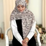 روسری پلیسه مجلسی مدل باروک تناژ طوسی کرم