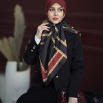 روسری ابریشم مجلسی توییل مدل کلاسیک زرشکی