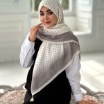 روسری پلیسه مجلسی مدل آوا رنگ کرم شیری دور تا دور طوسی