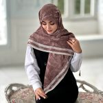 روسری پلیسه مجلسی مدل برگ تناژ شکلاتی