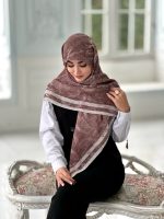 روسری پلیسه مجلسی مدل برگ تناژ شکلاتی