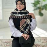 روسری نخی مدل فندی مشکی نسکافه ای