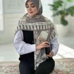 روسری نخی مدل فندی طوسی (جامانده)