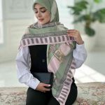 روسری نخی مدل فندی سبز صورتی