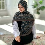روسری نخی مدل بهاران زمینه تناژ سبز