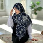 روسری نخی مدل مونس زمینه سرمه ای