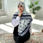 روسری نخی مدل نازنین سفید سرمه ای