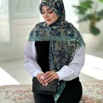 روسری نخی مدل آلا سرمه ای