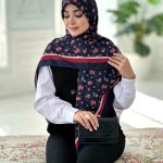 روسری نخی مدل گلباران زمینه سرمه ای