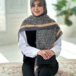 روسری نخی مدل گلی زمینه طوسی تیره