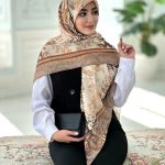 روسری نخی مدل حسنا کرم نسکافه ای