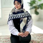 روسری نخی مدل فندی سرمه ای (جامانده)