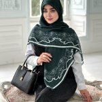 روسری نخی مدل برکه رنگ سبز زمردی