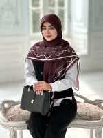 روسری نخی مدل برکه رنگ عنابی