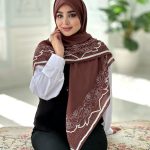 روسری نخی مدل برکه رنگ قهوه ای