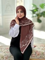 روسری نخی مدل برکه رنگ قهوه ای