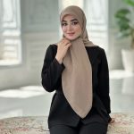 روسری نخ ژاکارد راه راه نگین دار رنگ نسکافه ای