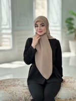 روسری نخ ژاکارد راه راه نگین دار رنگ نسکافه ای