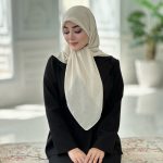 روسری نخ ژاکارد راه راه نگین دار رنگ کرم شیری