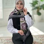 روسری نخی مدل مه یاس رنگ نسکافه ای حاشیه مشکی