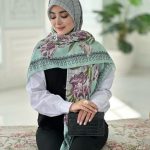روسری نخی مدل مه یاس رنگ طوسی حاشیه سبز